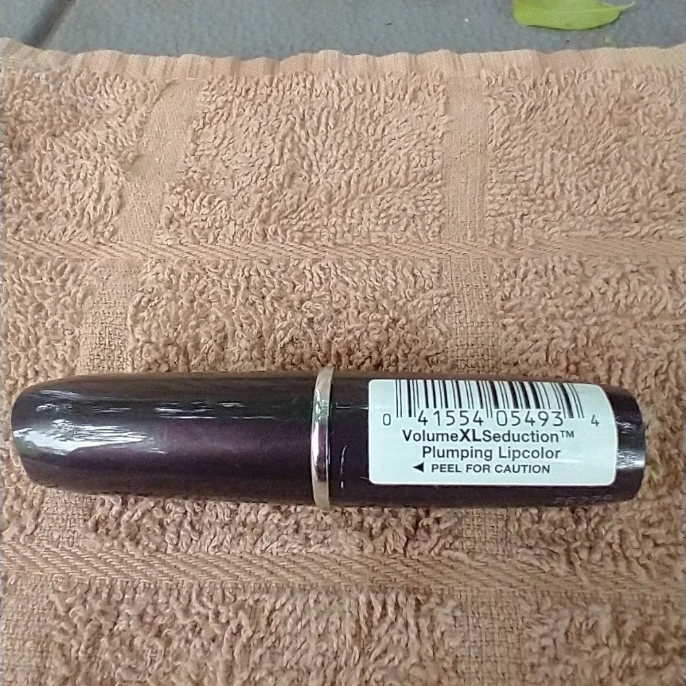 Volume xl seduction plumping lip color 520 crimson